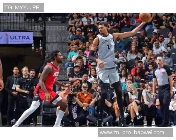 文班亚马半场表现抢眼8中4斩获15分5篮板3助攻1抢断4盖帽展现统治力